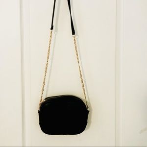 CROSS BODY  Classic chic MATTE BLACK The faux leather & gold chain bag